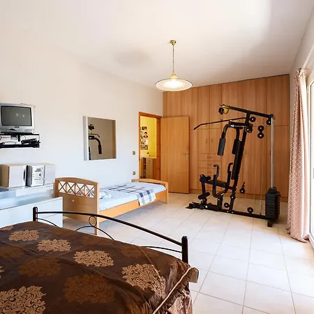 Relaxing Family Home, Near Many Sandy Beaches Souda