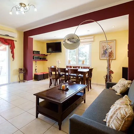 Relaxing Family Home, Near Many Sandy Beaches 펜션