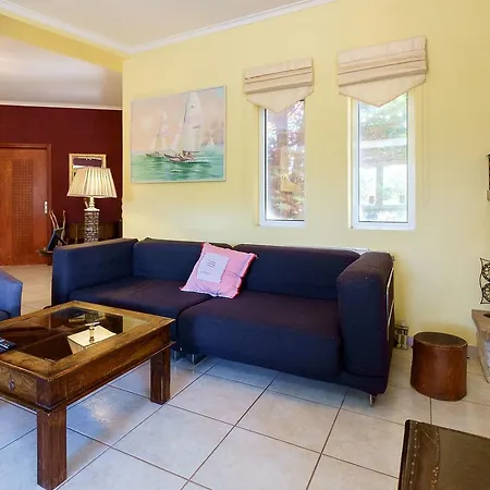 Relaxing Family Home, Near Many Sandy Beaches 펜션